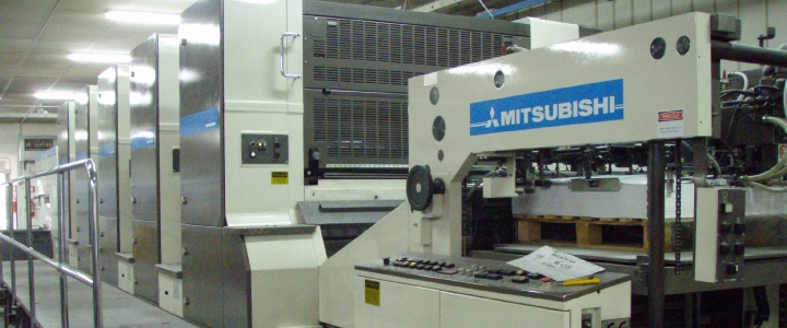 La inspección de una máquina de impresión usada Mitsubishi 5-F5 en Italia