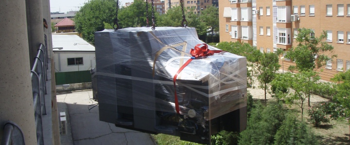 Loading of a Heidelberg SM 52-5-H used printing machine with crane from 4th floor in Madrid