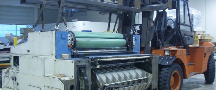 La carga de un usado la máquina de impresión KBA Planeta V68a en Alemania con el 16 to. carretilla