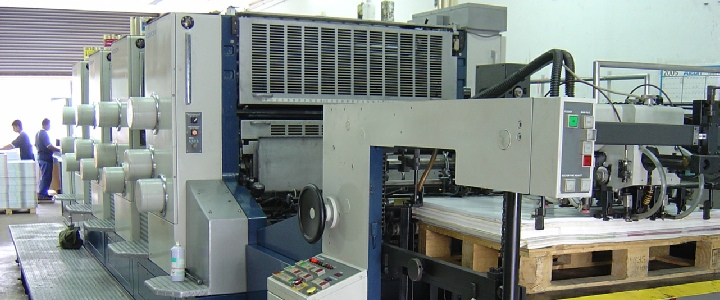 La instalación de una máquina de impresión utilizado Komori L-440 en Asia