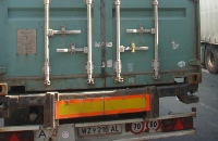 Versiegelter Container mit Druckmaschine bereit zur Abfahrt