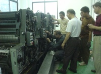 Hauptinstallation der Druckmaschine durch einen deutschen Techniker beim Kunden in China
