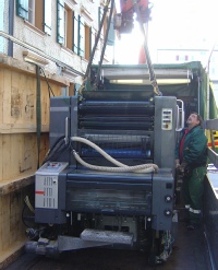 Loading a Heidelberg SM 74-4 in Switzerland transport to Spain